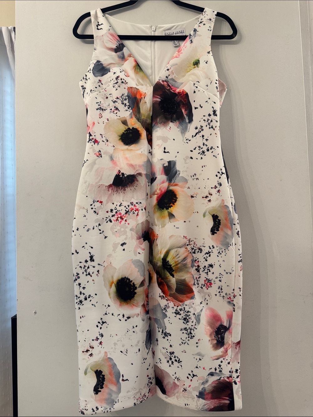 Badgley Mischka Size 4 White Floral V-Neck Sheath Dress